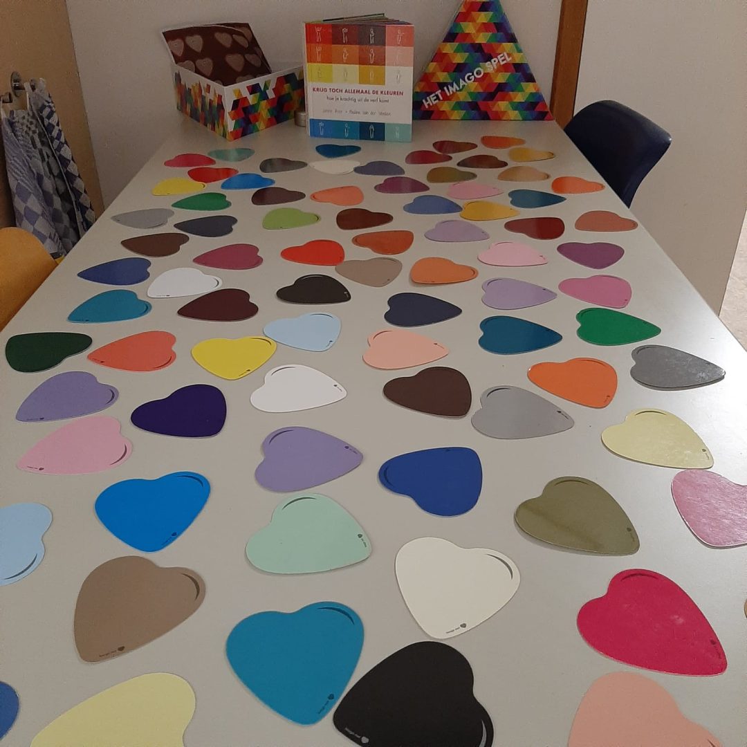 Tafel vol gekleurde hartjes in alle kleurtypes