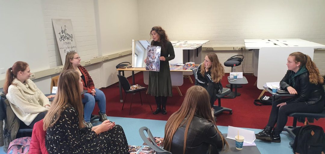 Groep deelnemers luistert tijdens een workshop kleuranalyse