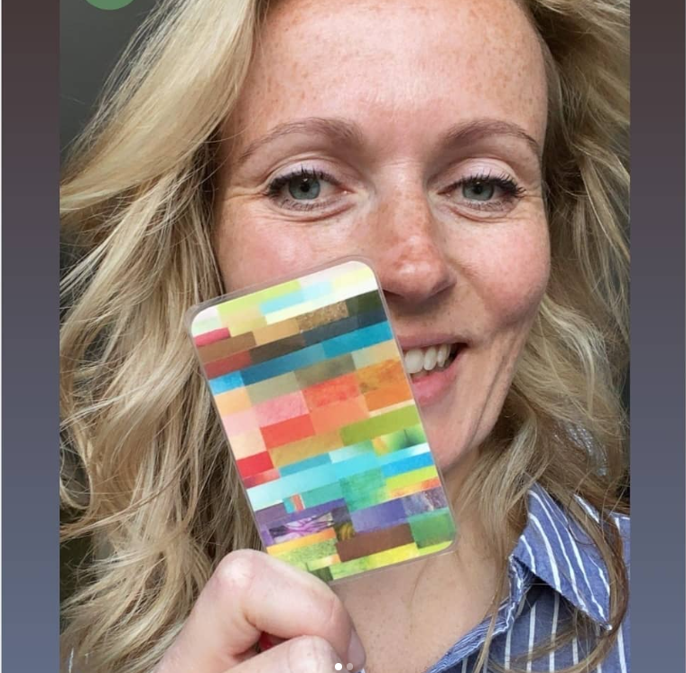 Vrouw houdt haar Personal Color Card voor haar gezicht