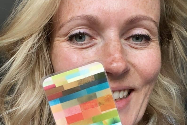 Vrouw houdt haar Personal Color Card voor haar gezicht
